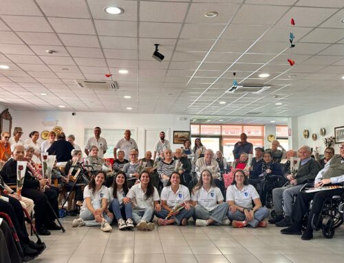 El primer equip femení del CNG, amb el suport d’Omoda Pruna, celebra Sant Jordi al Centre Geriàtric