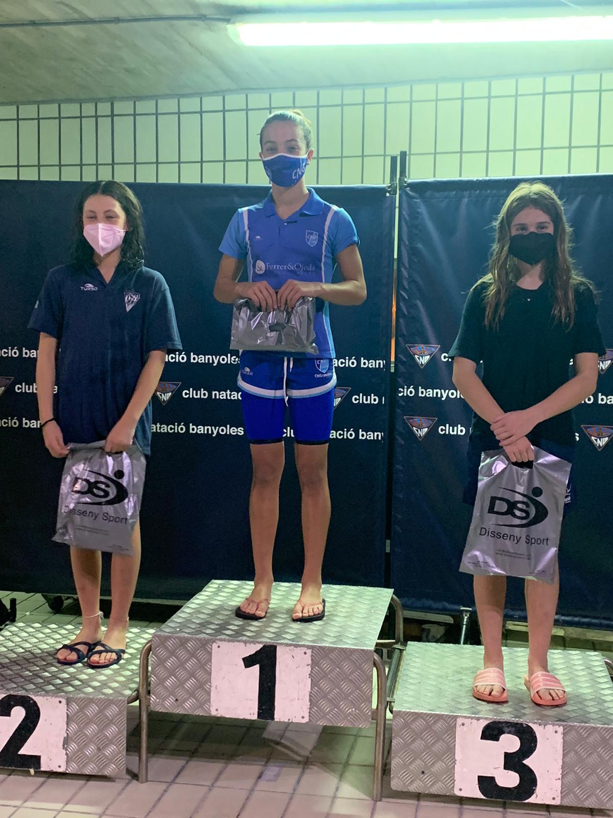 Ariadna Pujadas, trofeu a la millor nedadora completa aleví